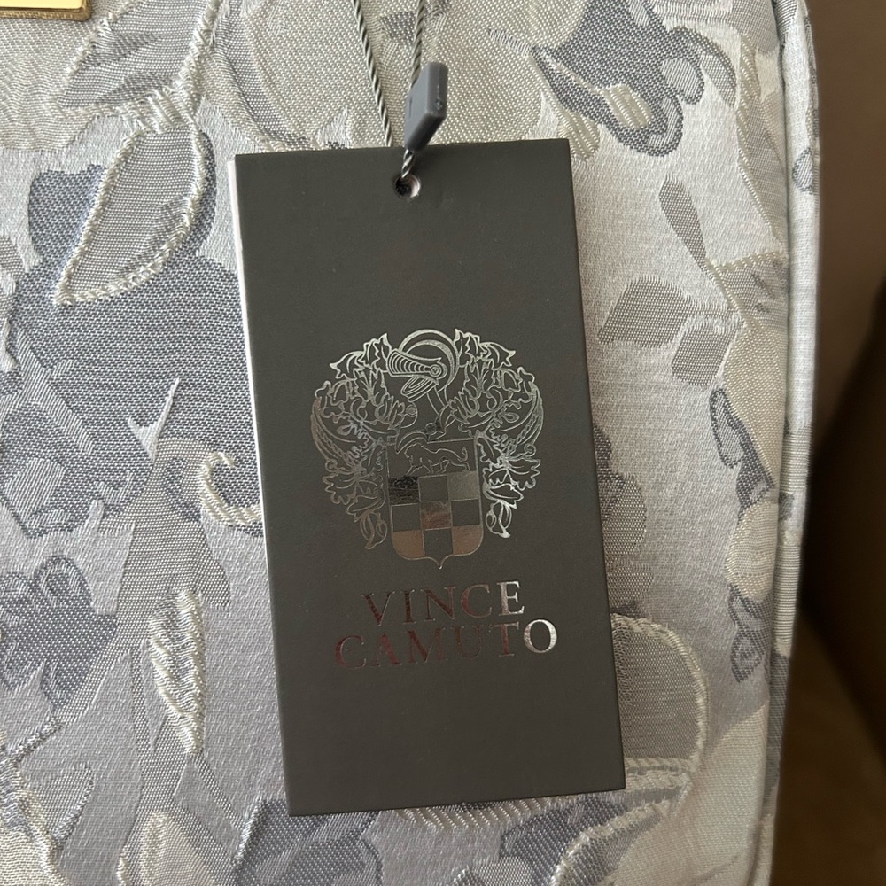*New* Vince Camuto Gray and Silver Floral Travel Pouch - Picture 3 of 12